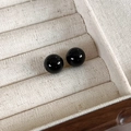 Gros plan de boucles d'oreilles perles noires polies dans une boîte à bijoux de luxe - Diamètre 10mm