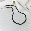Detalle de collar de cuentas negras brillantes con cierre de langosta plateado y extensión - Estilo 4mm (24031A)