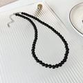 Detalle de collar de cuentas negras con cierre de langosta de acero inoxidable plateado - Estilo 6mm (24031B)