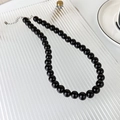 Vista de detalle de cuentas de vidrio negro liso y cierre de langosta de plata S925 collar - Estilo 10mm (24031D)