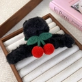 Detalle de la pinza de pelo de peluche con cerezas de pompones rojos y hojas tejidas - Negro (24077B)