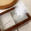 Elegante horquilla de plumas blancas con grabados antiguos sobre una caja de madera - Pluma Blanca (24162A)