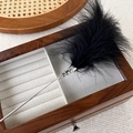 Detalle de horquilla con plumas negras y filigrana de plata en caja de regalo de terciopelo - Pluma Negra (24162B)