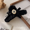 Detailansicht der flauschigen Haarklammer mit Samtschleife, Vintage-Blume und Perlen - Schwarz