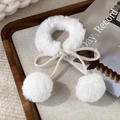 Dettaglio elastico per capelli in peluche bianco con fiocco e doppi pompon morbidi - Stile Fiocco Palla Pelliccia Sintetica (24188A) / Bianco