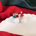 Dettaglio macro di orecchini natalizi asimmetrici con confezione regalo e albero di Natale - Stile C Albero Rosso Regalo