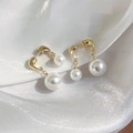 Detalle de pendientes vintage franceses con perlas dobles sobre fondo de seda blanca - Blanco (24229A)