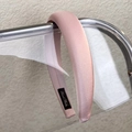 Detalle de una diadema acolchada rosa con brillo satinado en un soporte acrílico - 6# Rosa Claro Tacto Suave (20118B)