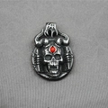 Punk gotische schedelhanger met stierenhoorns en rode edelsteen op grijze basis - Alleen hanger (Zonder ketting)