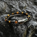Doppellagiges geflochtenes Lederarmband mit Tigerauge-Steinen und Magnetverschluss aus Stahl - Stahlschnalle