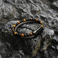 Zweilagiges Herrenarmband mit Tigerauge-Perlen und schwarzem geflochtenem Lederband - Schwarze Schnalle