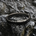 Herren Armband aus schwarzem Lavastein und geflochtenem Leder mit Magnetverschluss - Schwarz