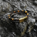 Zweilagiges geflochtenes Lederarmband mit Tigerauge-Perlen und goldenem Magnetverschluss - Goldschnalle