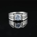 Anillo solitario clásico de moissanita para hombre en plata 925 con fondo negro espejo - US 7 / Blanco