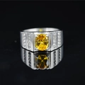 Anillo de acero de titanio con gema amarilla ovalada y circones sobre un fondo negro - Estilo Gema Amarilla