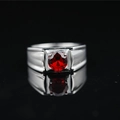 Anillo de plata para hombre con base cuadrada y gema roja redonda en estilo joyero - US 7 / Rojo