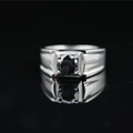 Anillo de plata para hombre con gema negra redonda grande y banda de metal pulido ancho - US 7 / Negro