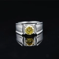 Anillo de hombre con banda ancha de plata y una moissanita amarilla redonda brillante - US 7 / Amarillo
