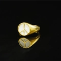 Minimalistische gouden ring met wit emaille vredessymbool op zwarte achtergrond - US 5 / Goud Wit
