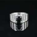 Anillo de acero de titanio para hombre con gema negra ovalada y detalles de circón - Estilo Gema Negra