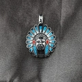 Vintage Indianer-Häuptling Anhänger aus Stahl mit Türkis- und roten Emaille-Details - Nur Anhänger (Ohne Kette)