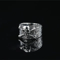 Anello punk gotico da uomo con teschio e ossa incrociate in argento invecchiato - US 7 / Stile Semplice