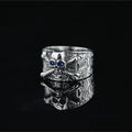 Anello da uomo teschio retrò in argento con gemme blu e ossa incrociate - US 7 / Occhi in Strass Blu