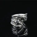 Anello piuma vintage in argento ossidato con croce su base nera riflettente - US 6 / Color Acciaio