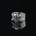 Anello teschio punk gotico da uomo con occhi in pietra rossa e finitura argento vintage - US 7 / Occhi in strass rossi