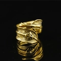 Anello piuma dorato vintage con motivo floreale a croce e finitura anticata - US 6 / Oro