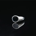 Anello minimalista in metallo argento con intarsio rotondo nero su superficie riflettente - US 5 / Anello in Acciaio