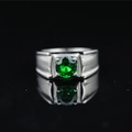 Anillo de moissanita plateado pulido con una brillante piedra preciosa verde redonda - US 7 / Verde oscuro