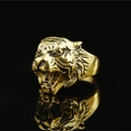 Anello da uomo a testa di leone hip hop in acciaio inossidabile con dettagli incisi - US 7 / Oro