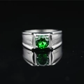 Anillo de moissanita en acabado plata con una brillante piedra preciosa verde - US 7 / Verde claro