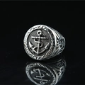 Anello con sigillo ancora vintage argento da uomo con rilievo nautico su sfondo nero - US 7 / Color Acciaio