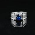 Anillo de banda ancha para hombre en plata con una piedra de moissanita azul redonda - US 7 / Azul marino
