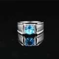 Anillo de moissanita plateado con gema azul redonda para hombre en fondo negro - US 7 / Azul claro