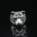 Anello testa di pantera retrò in finitura argento con occhi rossi su specchio nero - US 7 / Color Acciaio