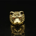 Anello vintage a testa di leopardo con occhi di gemme rosse e finitura dorata da uomo - US 7 / Oro