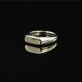 Anello minimalista in metallo lucido argento rettangolare su superficie nera - US 6 / Color Acciaio