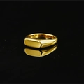 Anello con sigillo dorato lucido rettangolare per uomo e donna su sfondo nero - US 6 / Oro