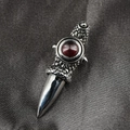 Collana punk con ciondolo a pugnale artiglio di drago con gemma rossa e trama a scaglie - Solo ciondolo (Senza catena)