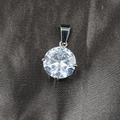 Elegante ciondolo in moissanite rotonda con incastonatura a quattro griffe su seta - Stile Tondo (Solo Ciondolo (Senza Catena))