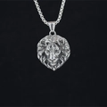 Pendentif tête de lion en argent poli avec chaîne vénitienne sur fond noir minimaliste - Modèle A Pendentif Et Chaîne