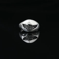 Anillo punk retro de acero de titanio con dientes de tiburón sonrientes y acabado plateado - US 7 / Plateado