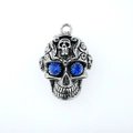 Pendentif tête de mort gothique rétro avec yeux en cristal bleu et fini argent vieilli - Yeux Bleu Acier (Pendentif Uniquement (Sans Chaîne))