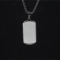 Collier plaque militaire en titane avec diamants et texture de grille sur chaîne noire - Style A / Chaîne Incluse