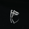 Anillo minimalista de acero titanio con puntas dobles sobre superficie oscura reflectante - US 7 / Plateado