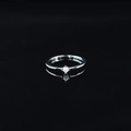 Elegante anello in acciaio al titanio argento con perla bianca su fondo a specchio nero - US 6 / Color Acciaio
