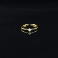 Elegante anello minimalista in titanio dorato con una piccola perla bianca su fondo nero - US 6 / Oro